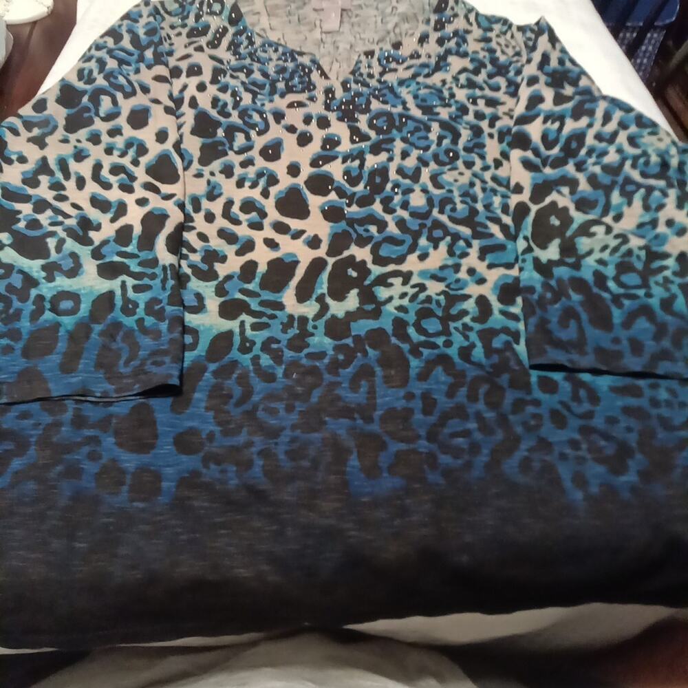 Chicos Blue Leopard Print Hombre V Neck Size 3, 3/4 Sleeve Blouse Women's XL